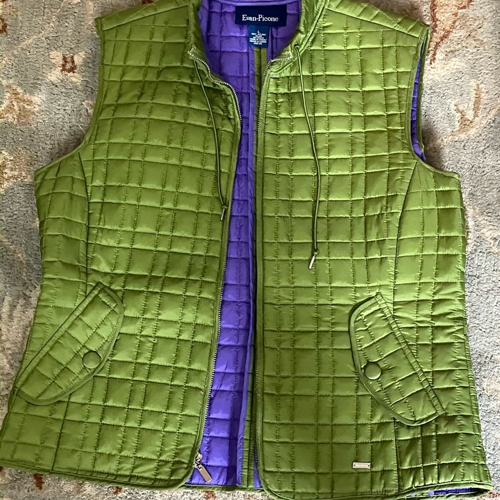 Evan Picone  quilted green vest with snap over pockets drawstring neck zip up